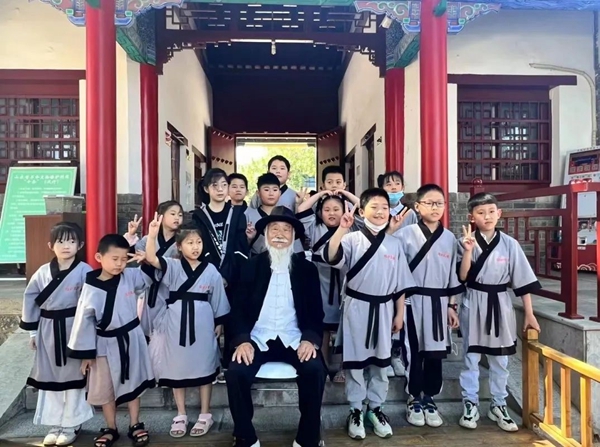 聽孔廟歷史見證人——白胡子爺爺講述臨沂城過去的故事。臨沂市博物館供圖