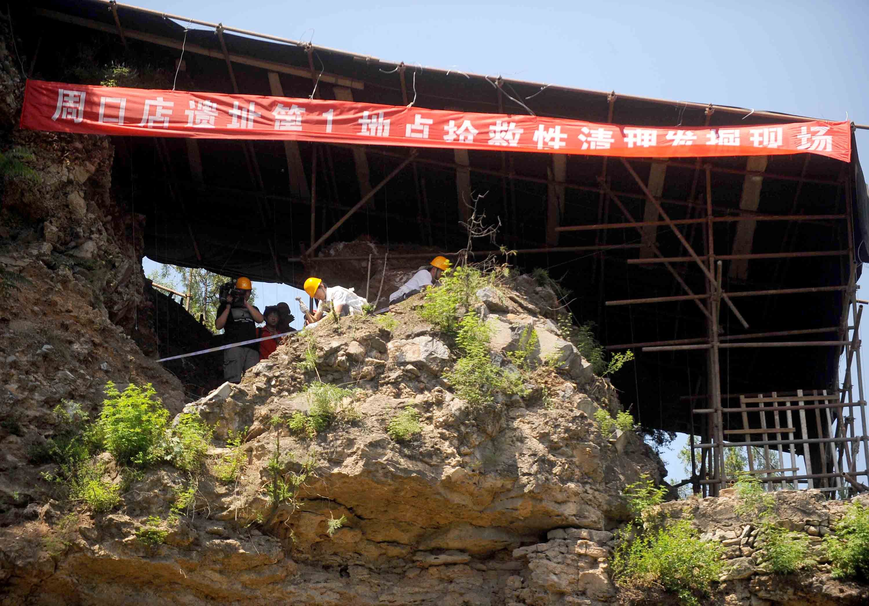中國(guó)文化源遠(yuǎn)流長(zhǎng)，中華文明博大精深。中華文明探源工程等重大工程的研究成果，實(shí)證了我國(guó)百萬(wàn)年的人類史、一萬(wàn)年的文化史、五千多年的文明史。這是2009年6月24日，考古工作人員在北京周口店遺址第1地點(diǎn)進(jìn)行搶救性清理發(fā)掘工作。新華社記者 羅曉光 攝