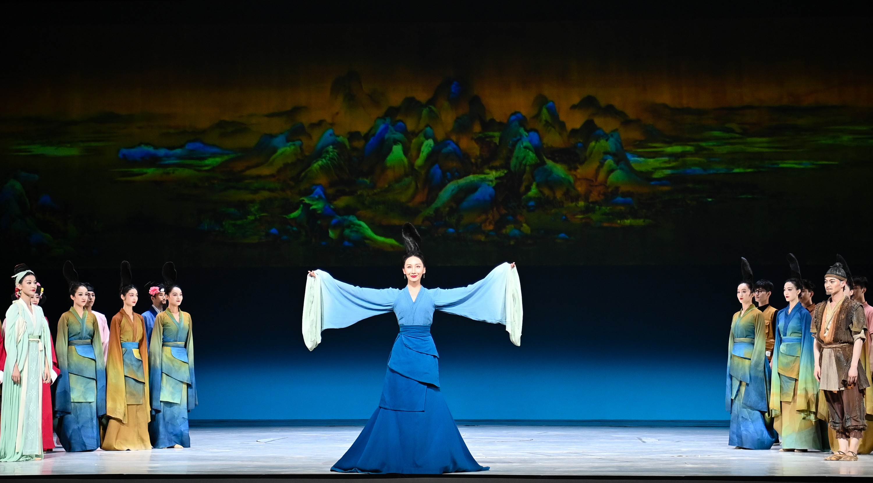 2023年7月20日，中國(guó)東方演藝集團(tuán)演員在烏魯木齊文化中心大劇院表演舞蹈詩(shī)劇《只此青綠》。新華社記者 李響 攝