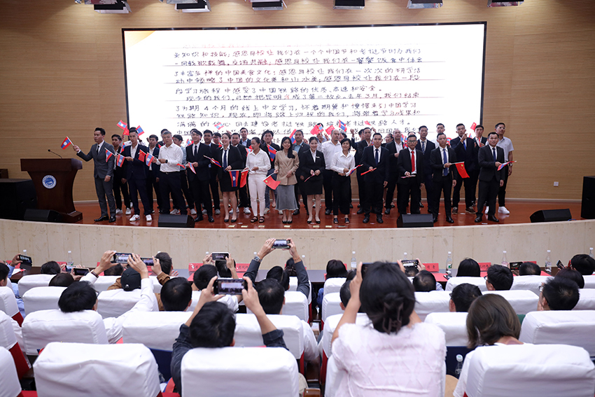 7月31日，昆明鐵道職業(yè)技術(shù)學院舉行援老撾鐵道職業(yè)技術(shù)學院項目教育能力建設(shè)教師培養(yǎng)班結(jié)業(yè)典禮。 昆明鐵道職業(yè)技術(shù)學院供圖