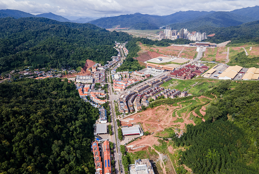 磨憨口岸俯瞰，右前方高層白色建筑群為老撾境內(nèi)。人民網(wǎng)記者 符皓攝