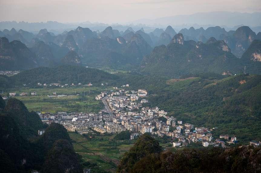 廣西層巒疊嶂，郁郁蔥蔥。 人民網(wǎng) 嚴(yán)立政攝
