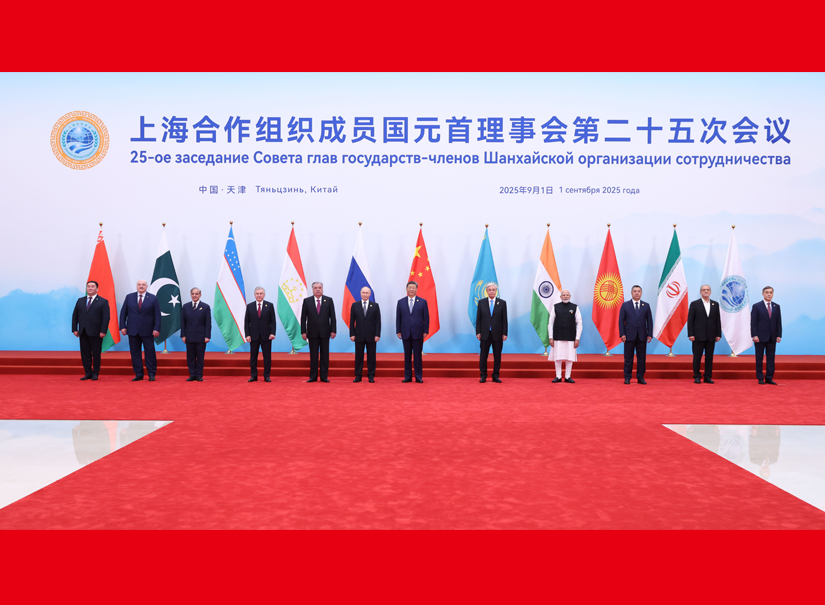習近平同出席會議的上海合作組織成員國領(lǐng)導人、常設(shè)機構(gòu)負責人集體合影